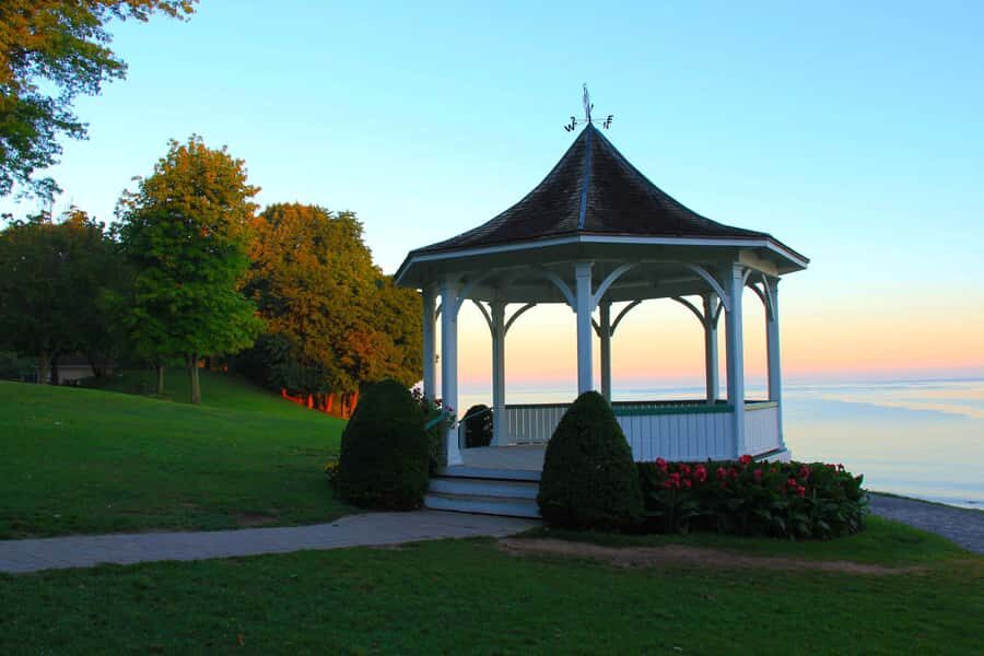 From Toronto: Niagara Falls Day Tour with Boat Cruise - Niagara-on-the-Lake: A Scene Change Worth the Detour