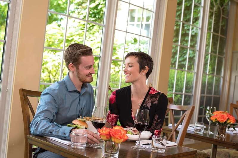 Niagara, Canada: Half-Day Winery Tour with Tastings - Niagara-on-the-Lake: Lunch, Shopping, and a Quick Stroll