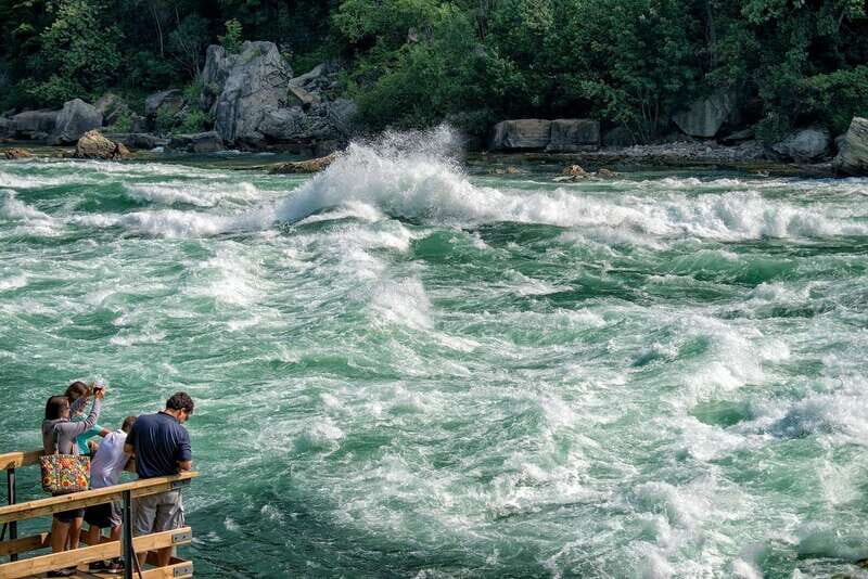 Niagara Falls, Canada: Sightseeing Tour with Boat Ride - Guides matter: what to expect from a funny, organized day