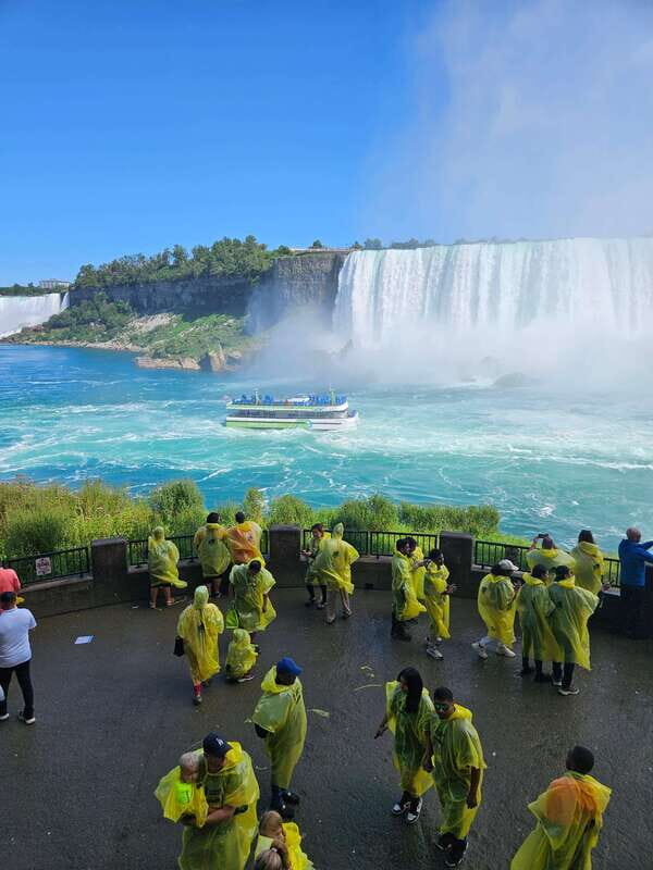 Niagara Falls: Canada with a Portuguese-speaking guide - Private pickup from Toronto: sedan for 3, minivan for 6, and real-world timing