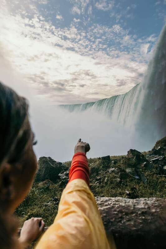 Toronto to Niagara Falls: Boat Ride & Behind the falls Tour - Maple tasting at Maple Leaf Place: a sweet, local payoff